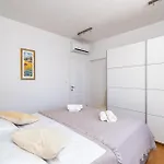 Superior Fiva With Sea View, Pool And Free Parking شقة مْليني