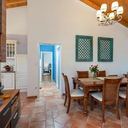 Superior Fiva With Sea View, Pool And Free Parking Apartmán