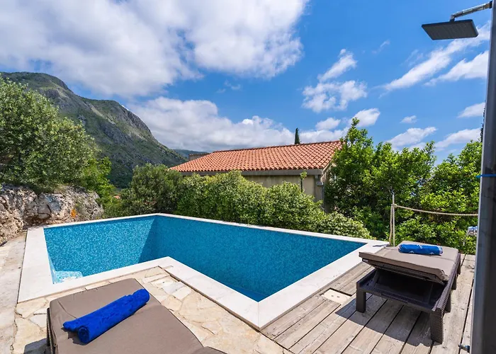 Apartmán Superior Fiva With Sea View, Pool And Free Parking *