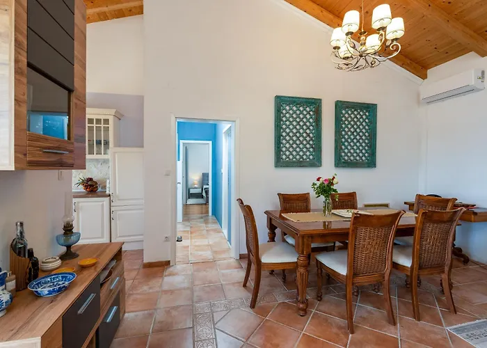 Superior Fiva With Sea View, Pool And Free Parking Apartmán