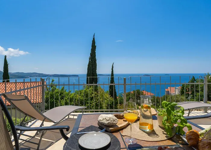 Apartmán Superior Fiva With Sea View, Pool And Free Parking *