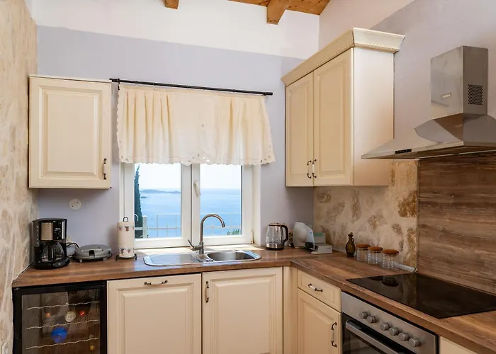 Apartmán Superior Fiva With Sea View, Pool And Free Parking Mlini