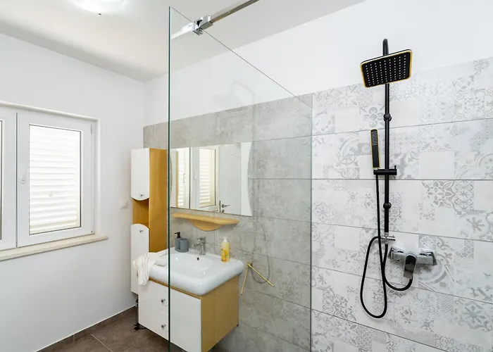 Apartmán Superior Fiva With Sea View, Pool And Free Parking