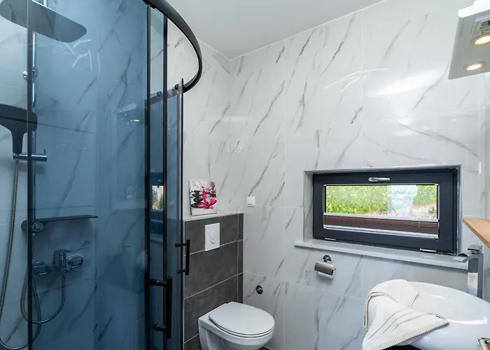 Superior Fiva With Sea View, Pool And Free Parking Apartmán