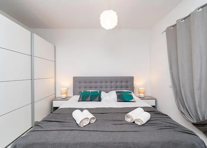 Superior Fiva With Sea View, Pool And Free Parking Apartmán