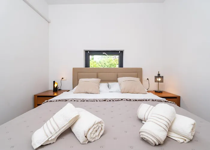 Superior Fiva With Sea View, Pool And Free Parking