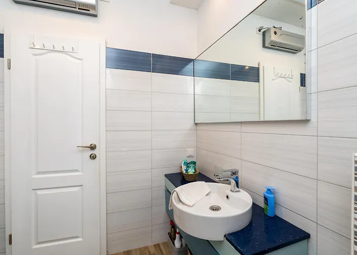 Apartmán Superior Fiva With Sea View, Pool And Free Parking