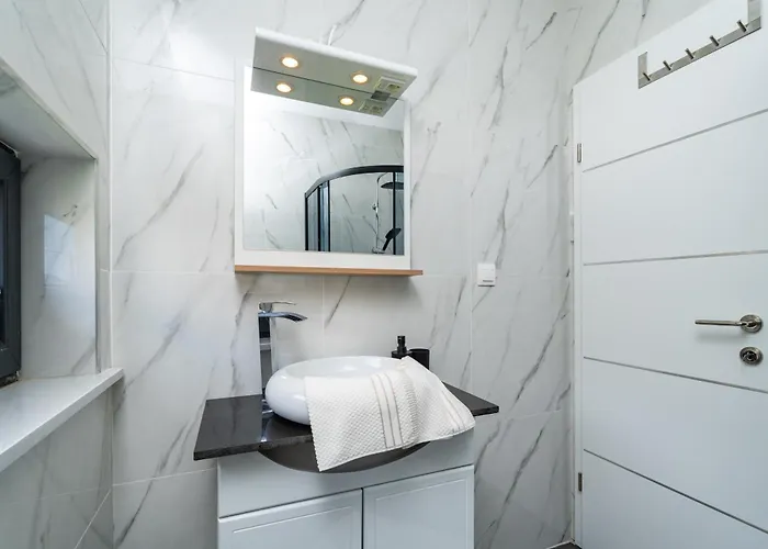 Superior Fiva With Sea View, Pool And Free Parking Apartmán *