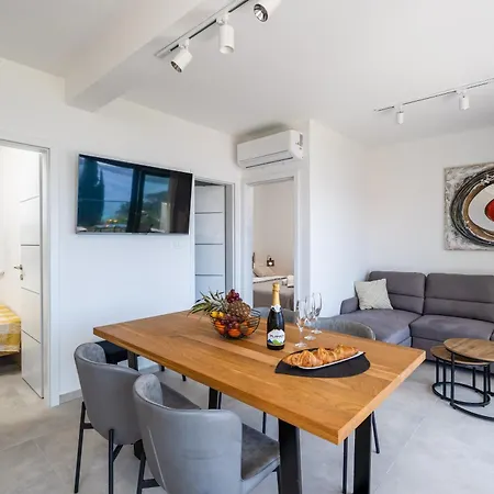 Superior Fiva With Sea View, Pool And Free Parking