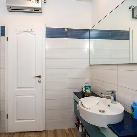 Superior Fiva With Sea View, Pool And Free Parking Apartman *