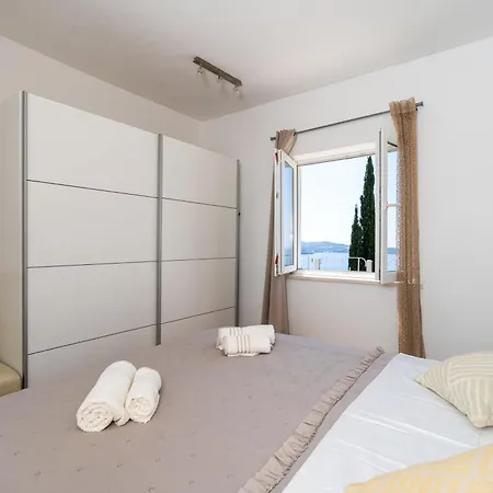 아파트 Superior Fiva With Sea View, Pool And Free Parking *