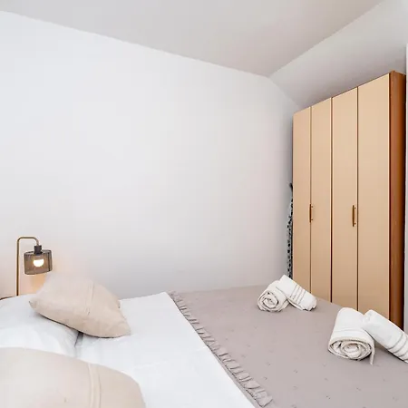 Apartman Superior Fiva With Sea View, Pool And Free Parking Mlini